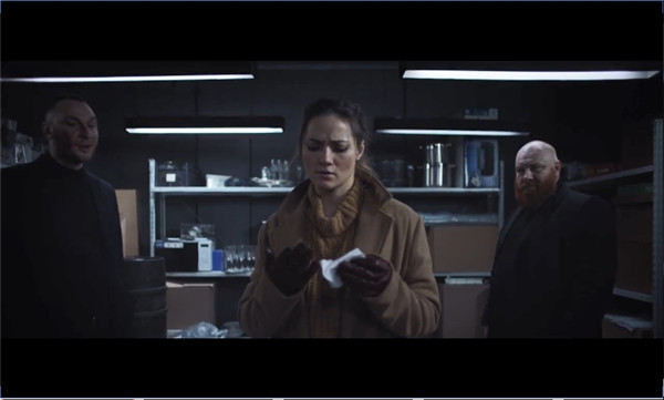 她看見(jiàn)紅色